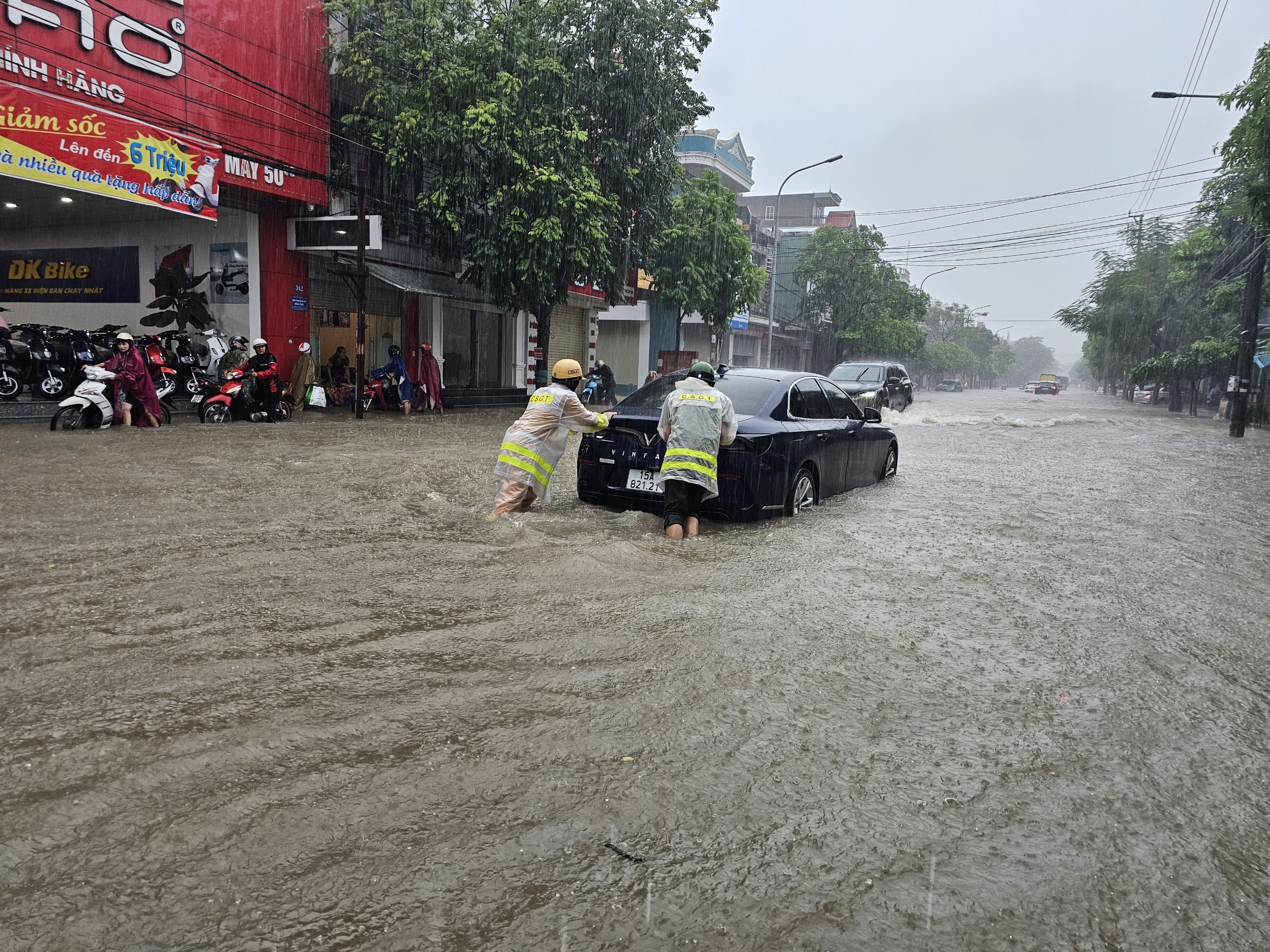 Chủ động, tập trung ứng phó với bão số 2 và mưa lũ